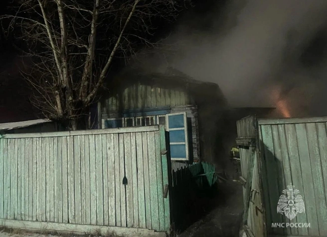 Полностью пожар потушили только ночью | Источник: МЧС Забайкальского края / Max.ru 