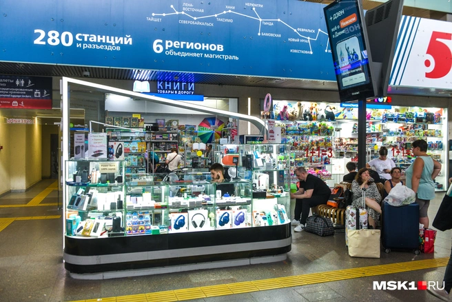По всему вокзалу — торговые точки | Источник: Артем Устюжанин / MSK1.RU