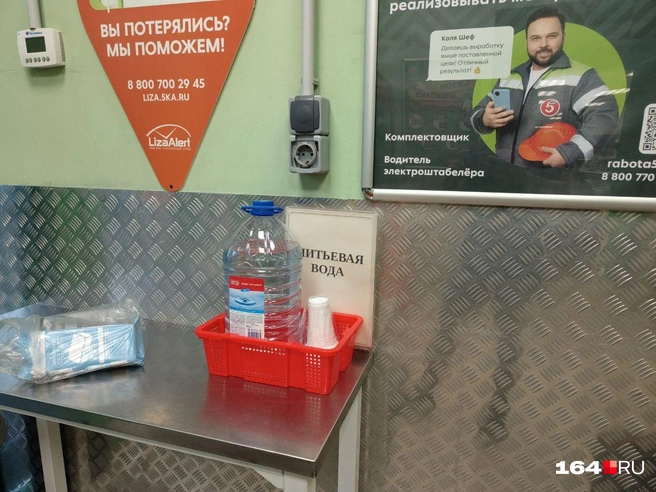 Однако наш корреспондент видел воду в другом магазине этой же сети поздно вечером накануне | Источник: Антон Васильченко / 164.RU