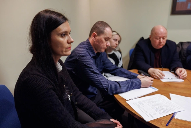 Администрация парка и города пыталась убедить людей, что парк не будут вырубать | Источник: Алексей Волхонский / V1.RU
