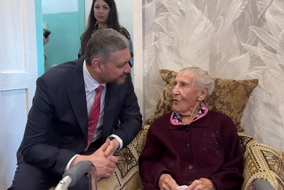 Губернатор навестил 103-летнюю участницу ВОВ из Нерчинска