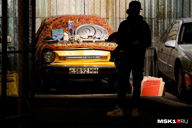 Старые машины использовали как витрины | Источник: Артем Устюжанин / MSK1.RU