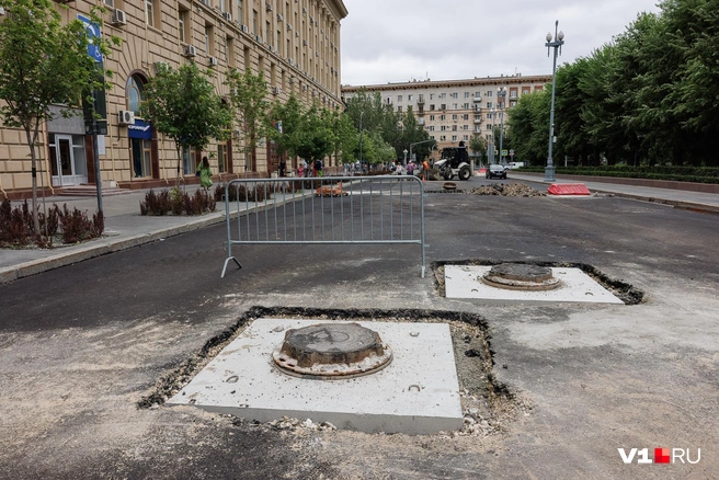Очень похожие люки устанавливали на Советской и Невской | Источник: Алексей Волхонский / V1.RU