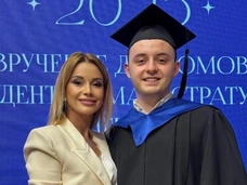 Сын Ольги Орловой окончил магистратуру МГИМО — фото