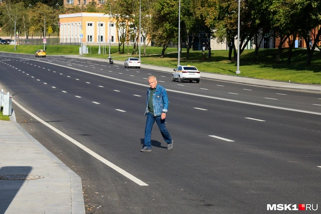 …но некоторые предпочитают перебежать дорогу в неположенном месте | Источник: Артем Устюжанин / MSK1.RU