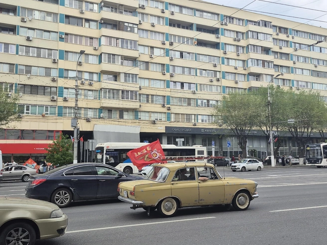 Машины со знаменами разъезжают по городу, среди них не видно флагов «Вагнера» | Источник: Ирина Яковлева / V1.RU