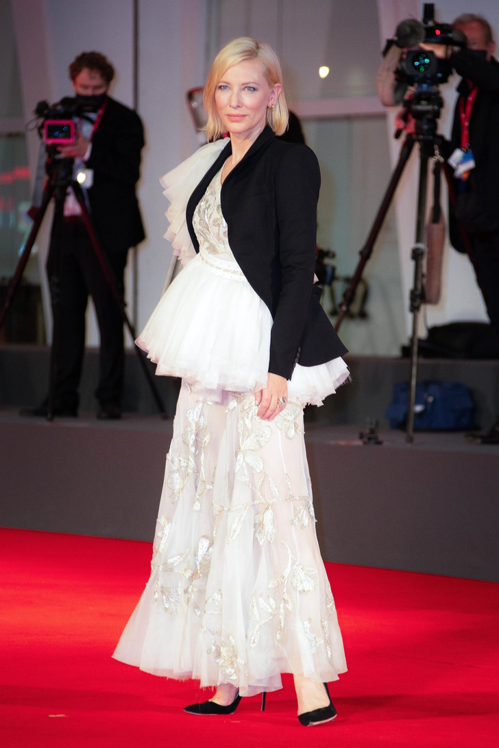 Прозрачное кружево, которое «прорастает» сквозь жакет: Кейт Бланшетт в свадебном образе на Венецианском кинофестивале