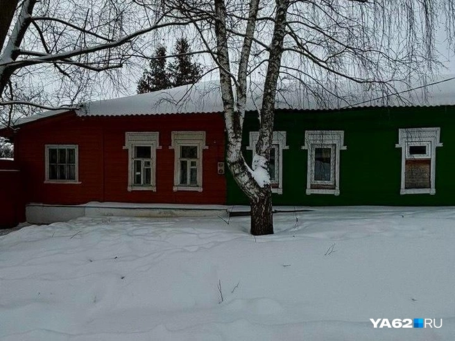 Часть дома, принадлежащая скопинскому маньяку, отличается от части его соседа | Источник: Виктория Улитова / YA62.RU