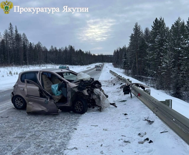 Машина Toyota Vitz, столкнувшаяся с автобусом | Источник: Прокуратура Республики Саха (Якутия) / T.me