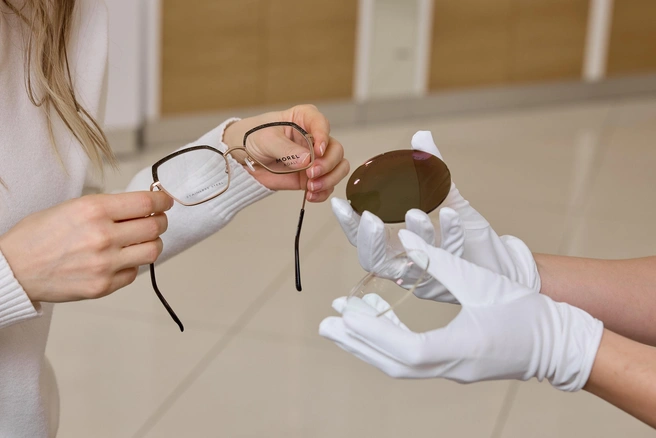 «Самозатемняющиеся линзы» Zeiss&nbsp;— прекрасное решение в нашем нежарком климате: при температуре до 25% они моментально затемняются | Источник: клиника микрохирургии «Глаз» им. Святослава Федорова