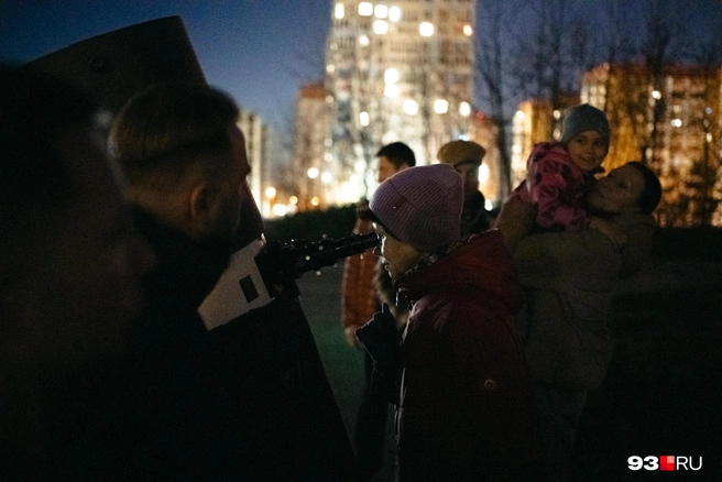 Детям тоже интересно взглянуть | Источник: Дарья Паращенко / 93.RU