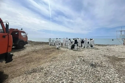 Мэр Сочи показал уборку нефти на пляже Туапсе