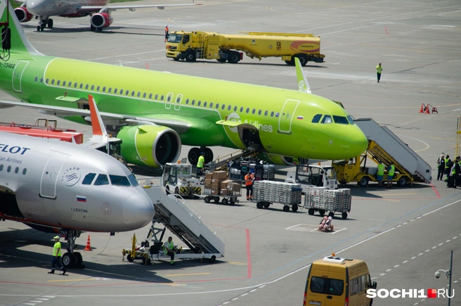 Аэропорт Сочи едва справляется с нагрузкой под конец лета | Источник: Оксана Витязь / SOCHI1.RU