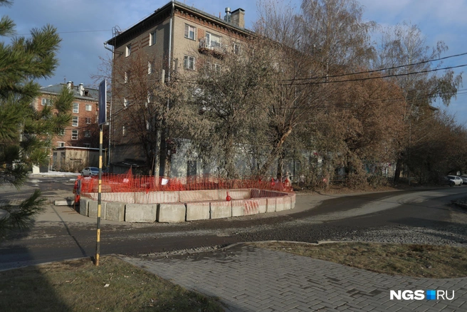 Работы будут проводиться на водоводе по улице Панфиловцев, точный адрес не называется | Источник: Андрей Бортко / NGS.RU