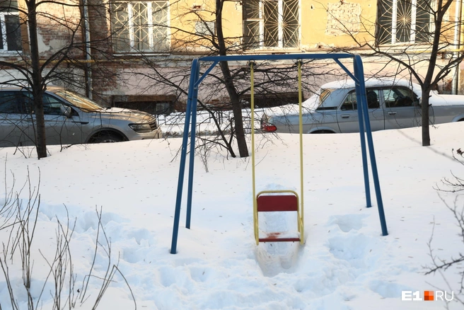 Судя по следам, горка всё же пользуется спросом | Источник: Владислав Лоншаков / E1.RU