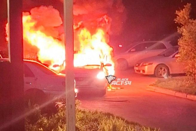 Автомобиль ехал вдоль дома и в какой-то момент неожиданно вспыхнул | Источник: «АСТ-54 Black» / Telegram