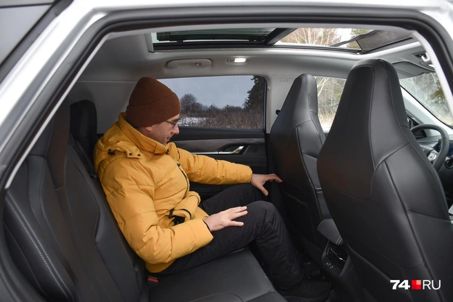 Запас пространства на втором ряду позволяет свободно сидеть даже в зимней одежде и обуви | Источник: Глеб Краснов
