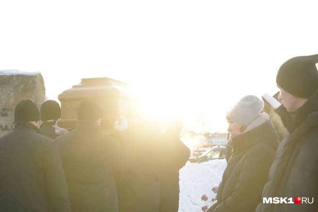 Солнце заливает гроб | Источник: Артём Рамазани-Зубов / MSK1.RU