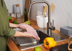 Угробите здоровье: 4 причины, почему нельзя мыть мясо перед готовкой