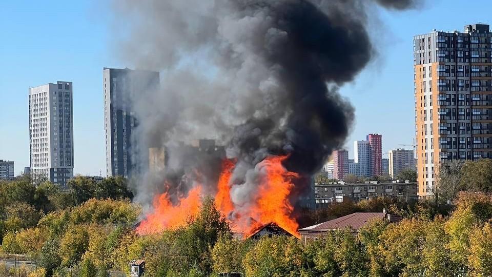 В Екатеринбурге полыхает крупная складская база. Фото и видео