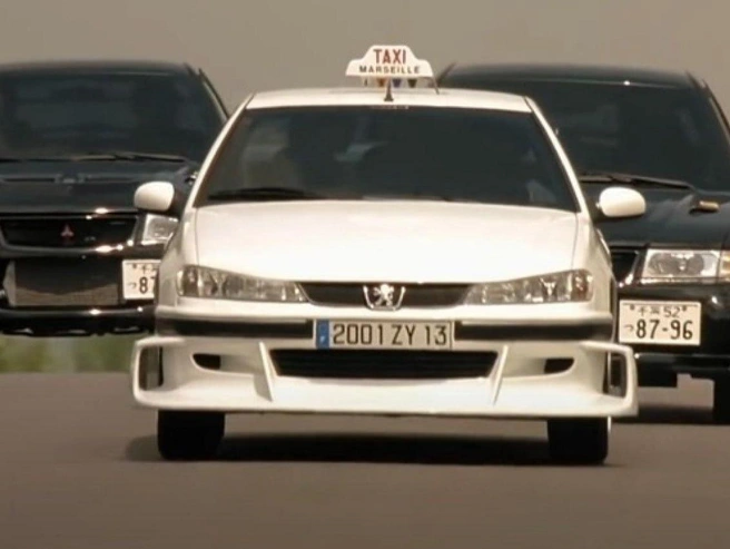 Внешний вид модифицированного Peugeot 406 после переделки. | Источник: кадр из фильма «Такси 2»