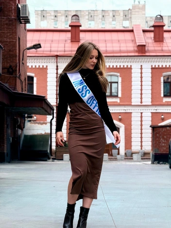 У Татьяны много фото с лентой «Мисс Офис» | Источник: архив Татьяны Ласточкиной