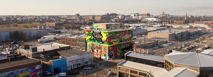 Стеклянный дом с граффити в Детройте