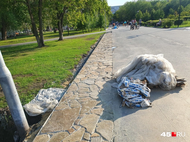 В Горсаду Кургана укладывают плитку вместо идеально ровного асфальта | Источник: Алена Кисель 