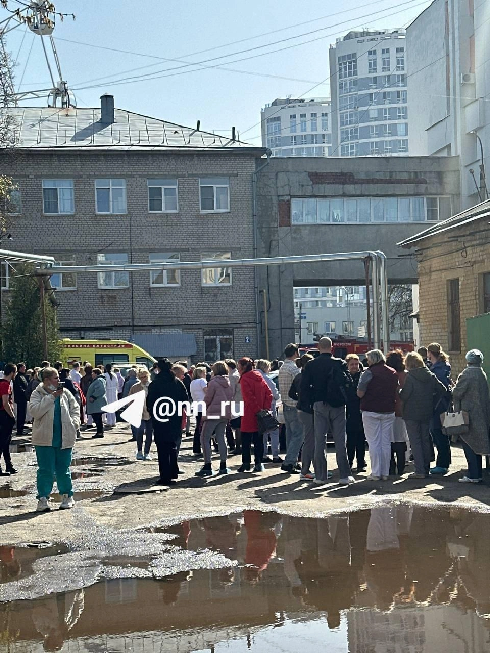 В центре Нижнего срочно эвакуировали больницу № 3 на Верхне-Волжской  набережной из-за сообщения о минировании - 19 апреля 2024 - НН.ру