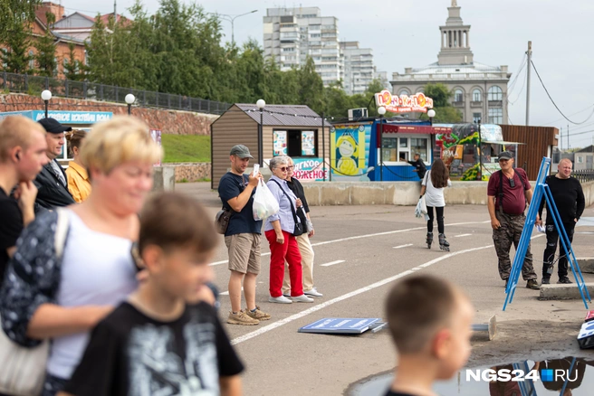 Не обошлось и без толпы красноярцев за кадром, главное чтобы не шумели | Источник: Мария Ленц / NGS24.RU