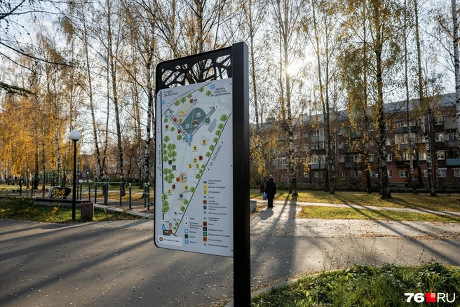 Юбилейный парк довольно протяженный, разбит на несколько зон — сориентироваться поможет карта | Источник: Александр Куренной / 76.RU