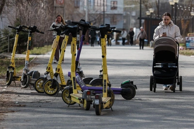 В Челябинске эвакуируют неправильно припаркованные электросамокаты