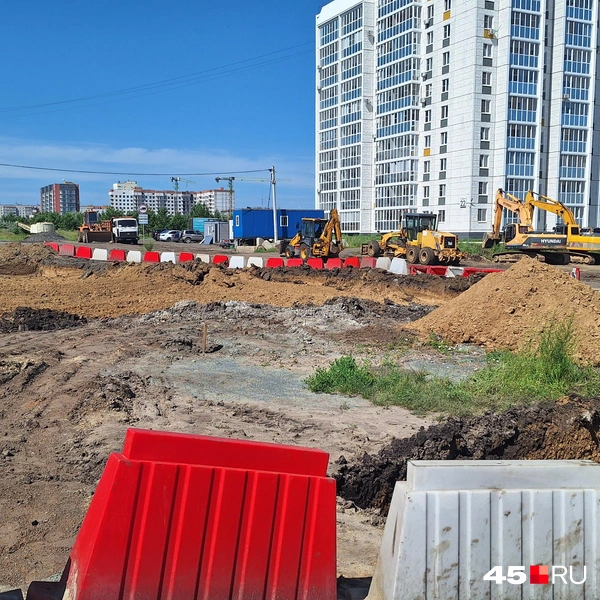 Проезд для машин возле ЖК «Крылья» оставлен | Источник: Александр Лисихин / 45.RU 