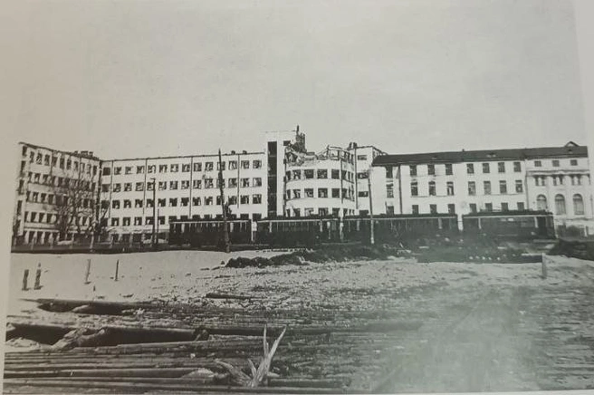 Разрушенное немецкой авиацией в 1942 г. здание Архангельского лесотехнического института | Источник: «Архангельск: век минувший. Страницы истории фотолетописи города» (Архангельск, 2009)