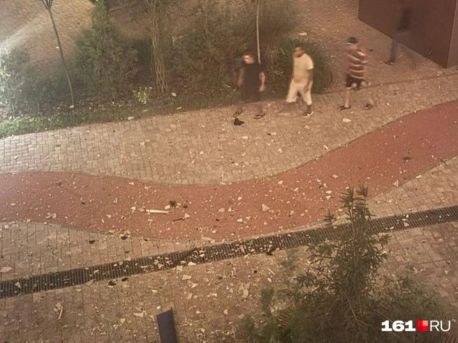 Обломки во дворе многоэтажки | Источник: читатель 161.RU