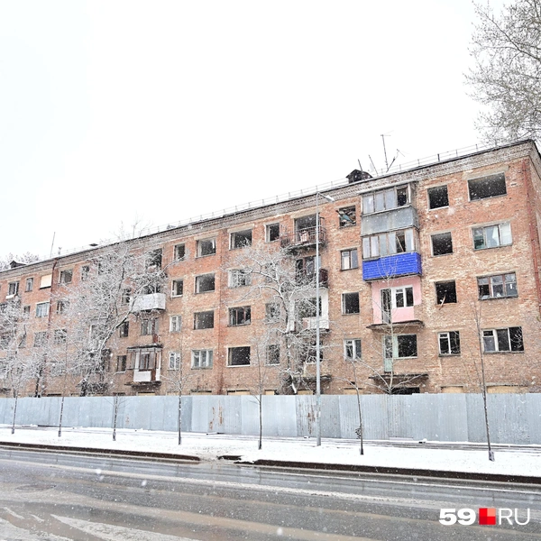 В понедельник вокруг дома уже стояло ограждение | Источник: Василина Любимова / 59.RU