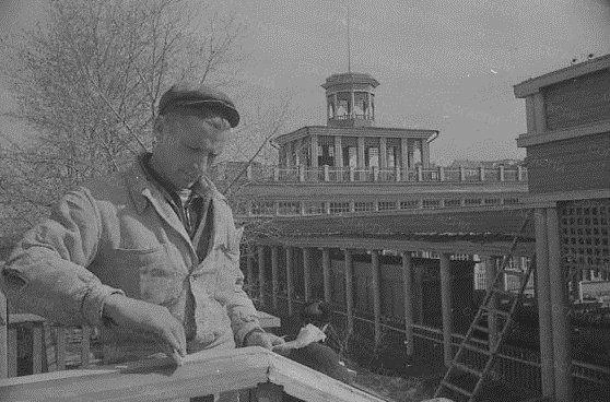 Ремонт речного вокзала перед навигацией. Маляр Панчихин И. 2 апреля 1953 года | Источник: фотофонд Самарского областного госархива социально-политической истории