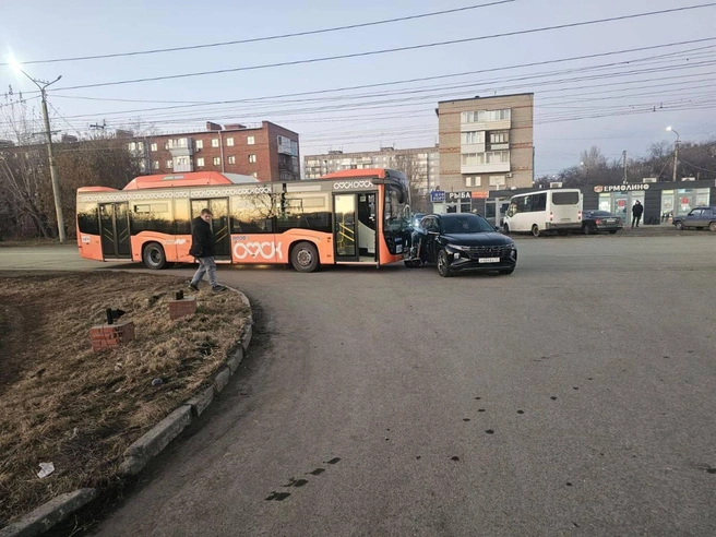 Виновником аварии стал водитель иномарки | Источник: «Госавтоинпсекция Омской области» / T.me