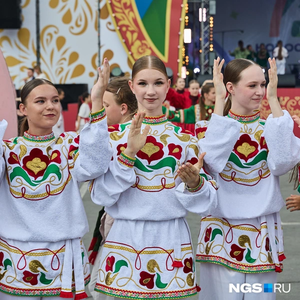 Перед новосибирцами выступали танцоры  | Источник: Александр Ощепков / NGS.RU