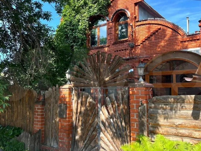 Коттедж из красного кирпича служил ключевой точкой сбыта наркотиков Мамы Розы. | Источник: «Авито»