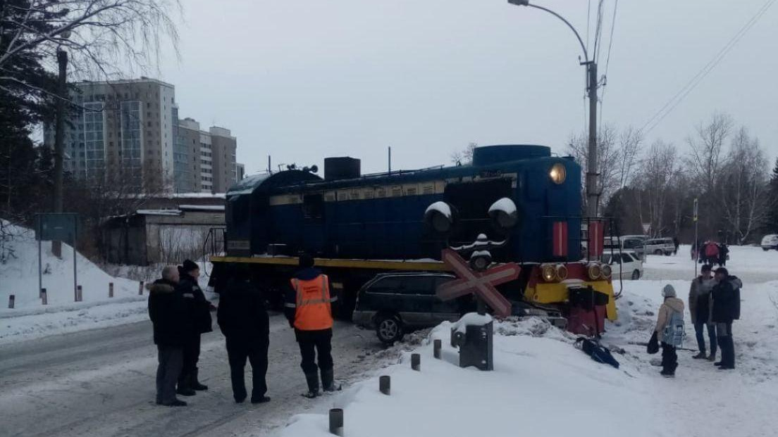 Тепловоз подмял машину: фото с места аварии на новосибирском переезде