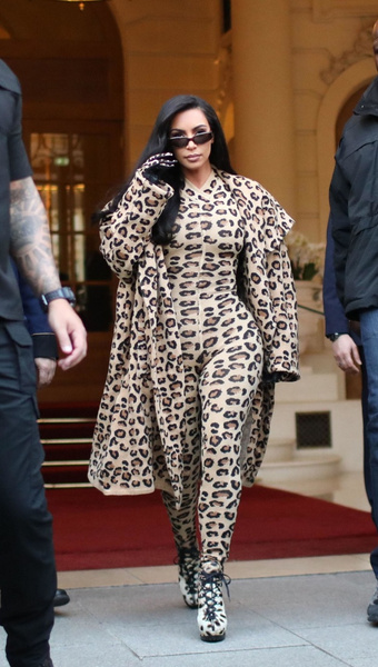 Ким Кардашьян появилась на Неделе моды в Париже в леопарде с ног до головы