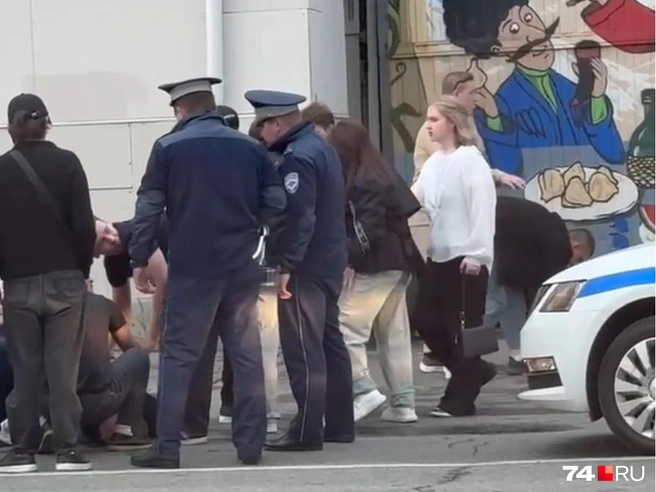 Один из участников побоища лежал на дороге | Источник: читатель 74.RU
