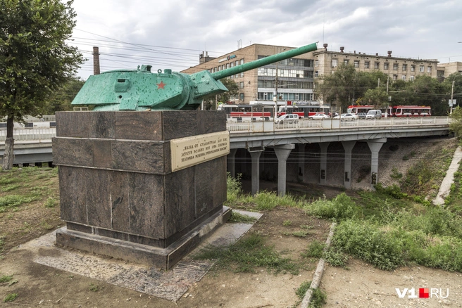 На месте этого путепровода на площади Возрождения был мост, который никак не могла перейти толпа мирных жителей | Источник: Константин Завриков / V1.RU