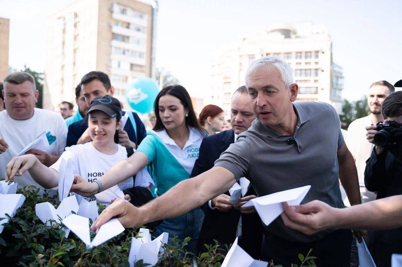 У посольства Франции появились бумажные самолетики в поддержку Павла Дурова