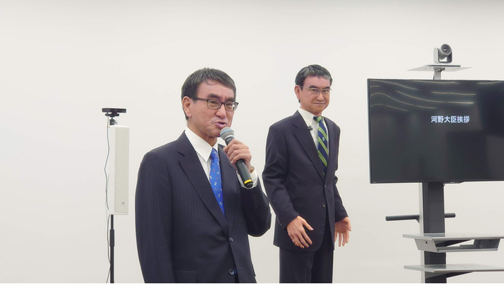 На совещании посидит аватар: в Японии создали копию министра, чтобы он больше успевал