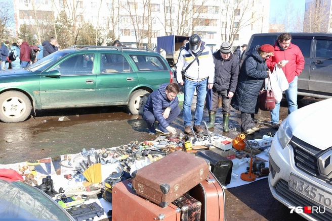 У одного из таких прилавков увидели бинокли и подзорные трубы. — Самая полезная покупка сейчас! — уверяет продавец.— Да-да. Скоро лето, девушки на пляжах будут загорать... — перемигнулся с коллегой сосед по прилавку | Источник: Александра Савельева