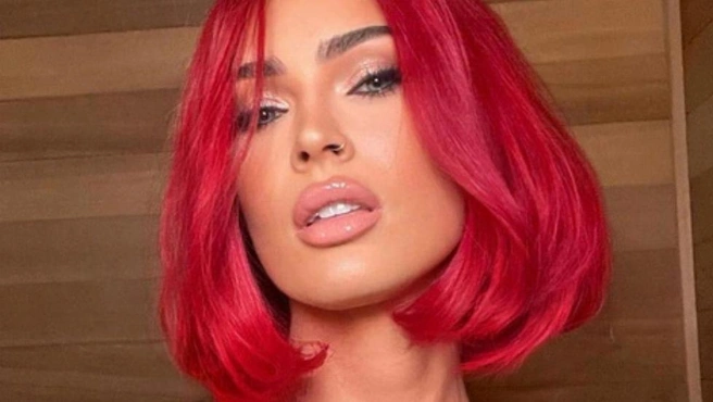 Маган Фокс сочетает mushroom bob с ярко-малиновым цветом | Источник: meganfox / Instagram (деятельность соцсети запрещена на территории РФ)