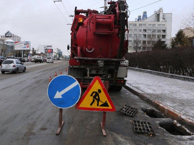 Работы по открытию ливневых решеток в Новосибирске должны завершиться до 20 марта. | Источник: Мэрия Новосибирска