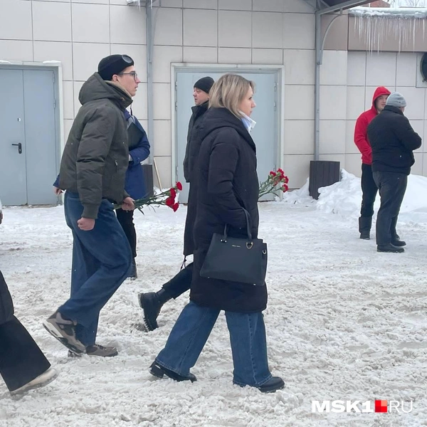 Многие из пришедших принесли с собой красный гвоздики  | Источник: Вера Борисова / MSK1.RU